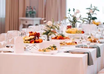 Table élégante avec fruits et fleurs