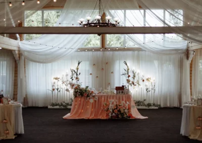 Salle de réception décorée pour un mariage