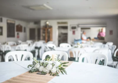 Salle de réception avec tables blanches et décor floral