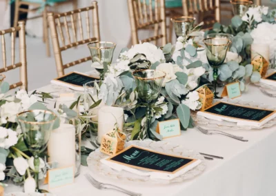Table de réception élégante avec décoration florale