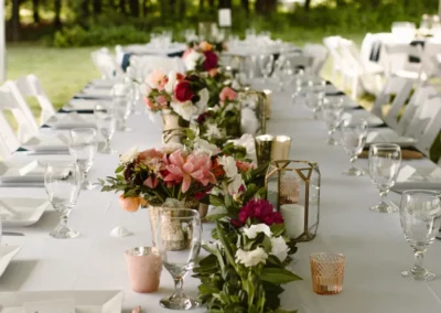 Table de réception élégante avec fleurs