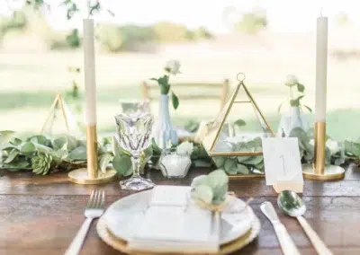 Table élégante avec bougies et feuillage