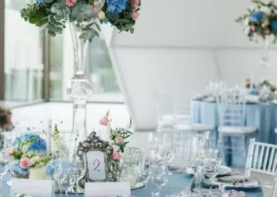 Table de mariage élégante avec fleurs