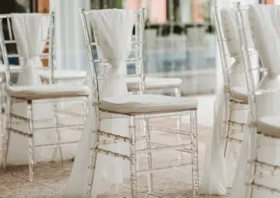 Chaises transparentes avec tissu blanc