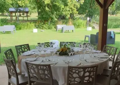 Table dressée en extérieur avec chaises modernes